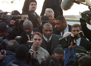 La leyenda del boxeo, que en la última semana volvió a acaparar los focos con su regreso al ring a los 54 años, también pasó un tiempo entre rejas. El 19 de julio de 1991, Tyson tuvo una cita en Indianápolis con Desiree Washington, una modelo de 18 años que acusó al púgil de haberla violado. Un año después, Mike fue condenado a seis años de prisión y una indemnización de 30.000 dólares a la víctima. Tyson ingresó en la cárcel cuando tenía un récord de 41-1, y durante esos años se convirtió al islam. Fue liberado tres años y ocho meses después por buen comportamiento. En 2007, Tyson pasó 24 horas en la cárcel y tres años de libertad condicional tras ser condenado por posesión de narcóticos y conducción bajo la influencia de drogas.