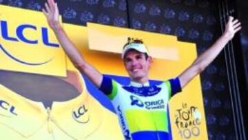 Daryl Impey momento antes de vestir el maillot amarillo durante la edición de 2013 del Tour de Francia.