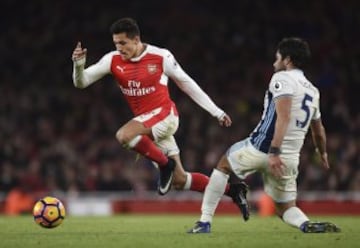 AND01 LONDRES (REINO UNIDO), 26/12/2016.- Alexis Sánchez (i), del Arsenal, pelea por el balón con Claudio Yacob (d), del West Brom, durante el partido de la Premier League entre el Arsenal y el West Bromwich Albion en el estadio Emirates de Londres, Reino Unido, hoy, 26 de diciembre de 2016. 