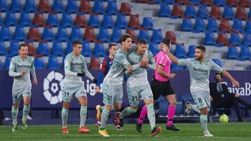 Los jugadores del Betis celebran el 1-1.
