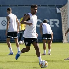 El Málaga aligera plantilla: rescinde a Benkhemassa