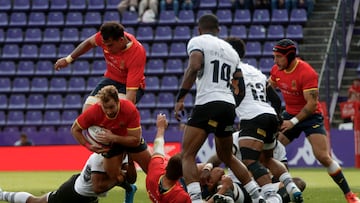 VALLADOLID, 16/11/2024.- Los jugadores disputan una posesión durante un encuentro entre las selecciones de rugby de España y Fiji en Valladolid, este sábado. La selección española de rugby, que presenta en sus filas ocho novedades respecto al anterior encuentro preparatorio para la clasificación del Mundial 2027 ante Uruguay, se enfrentara este sábado a Fiyi, un equipo que sigue creciendo y que llega a esta cita tras haber ganado a Gales. EFE/ R. García