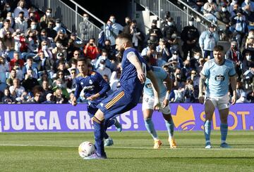 Benzema marca el 0-1 de penalti. 