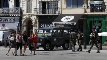 La presencia militar en el Puerto Viejo, donde se produjo la batalla, permite a la gente pasear sin miedo por Marsella.