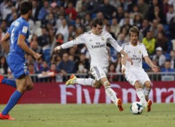 El jugador galés del Real Madrid Gareth Bale (c) se dispone a chutar para marcar el segundo gol ante el Almería, durante el partido de Liga en Primera División que disputan esta noche en el estadio Santiago Bernabéu, en Madrid. 