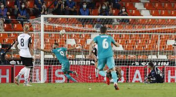 1-2. Karim Benzema marca el segundo gol.
