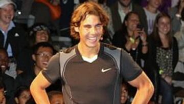 <b>ENTRE RISAS. </b>La supermodelo Bar Rafaeli formó equipo junto a Nadal en el partido de exhibición que se jugó en el muelle 54 de N Y.