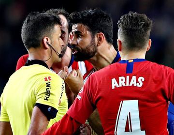 El delantero  del Atlético de Madrid, Diego Costa, protesta una jugada al arbitro Gil Manzano, acción que le ha costado la tarjeta roja al delantero rojiblanco.