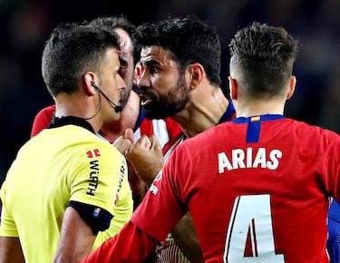 En abril de 2019, durante el partido ante el Barcelona en su estadio, el delantero del Atlético de Madrid, Diego Costa, 
protestó una jugada al árbitro Gil Manzano. Acción que le costó la tarjeta roja. 
