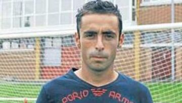 <b>EN MAREO. </b>Diego Castro, ayer junto a una de las porterías de las instalaciones rojiblancas.