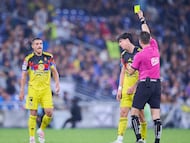 Referee Jesus Rafael Lopez shows yellow card to Kevin Alvarez of America during the quarter-final first match between Monterrey and America as part of the Liga BBVA MX, Torneo Apertura 2025 at BBVA Bancomer Stadium, on November 26, 2025 in Monterrey, Nuevo Leon, Mexico.