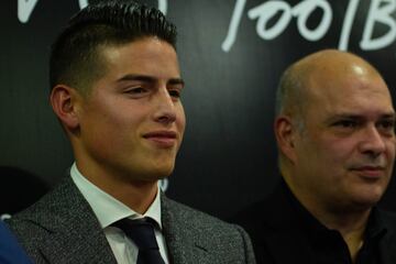 James Rodríguez habló en rueda de prensa en Bogotá. El mediocampista  aseguró que se quedará en Bayern Múnich hasta terminar su contrato en junio del próximo año y dijo que espera que se nombre pronto al técnico de la Selección Colombia.