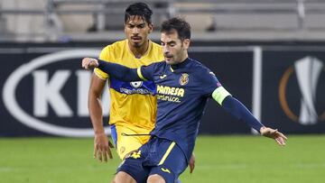 Maccabi's midfielder Dor Peretz (C) marks Villareal's midfielder Manu Trigueros during the UEFA Europa League group I football match between Maccabi Tel Aviv and Villarreal CF at the Bloomfield stadium in the Israeli city of Tel Aviv, on Novembe