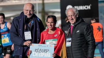 Majida Maayouf, nueva recordwoman española de maratón, junto al presidente de la Fundación Trinidad Alfonso, Juan Roig; y el presidente de la SD Correcaminos, organizadora de la Maratón de Valencia.