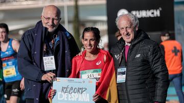 Majida Maayouf, nueva recordwoman española de maratón, junto al presidente de la Fundación Trinidad Alfonso, Juan Roig; y el presidente de la SD Correcaminos, organizadora de la Maratón de Valencia.