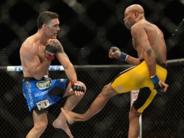 Anderson Silva (guantes azules) se fractura la pierna en una patada a Chris Weidman (guantes rojos) durante su campeonato de peso medio de UFC.