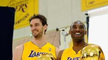 Gasol posa junto a Kobe y sus dos trofeos de campeones.