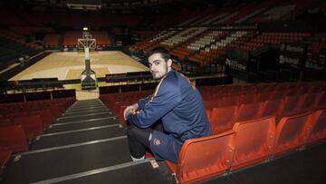 Alberto Abalde posa para As en las gradas de La Fonteta.