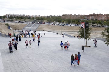 Desde las 10:00 de la mañana los aficionados atléticos celebran el estreno del nuevo estadio rojiblanco Wanda Metropolitano en los alrededores del estadio.