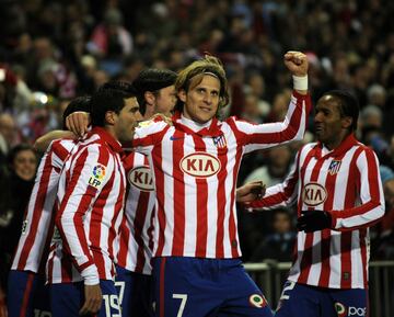 Los jugadores del Atlético celebran con Forlán el 1-0 al Barcelona. 
