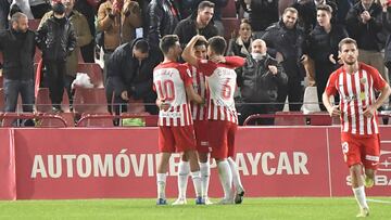Los jugadores celebran el gol del Almería.
