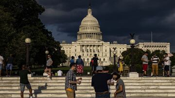 WASHINGTON, DC - 4 DE JULIO: La gente toma fotos y encuentra un lugar para ver los fuegos artificiales con el Capitolio de los Estados Unidos detr&aacute;s de ellos durante las celebraciones del D&iacute;a de la Independencia el 4 de julio de 2021 en Washington, DC. 