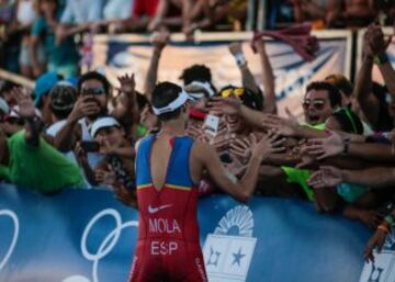 Mario Mola saluda al público tras proclamarse campeón del Mundo.