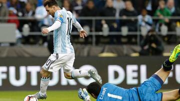 Argentina&#039;s Lionel Messi drives the ball past Bolivia&#039;s Carlos Lampe during the Copa America Centenario football tournament match in Seattle, Washington, United States, on June 14, 2016. / AFP PHOTO / Jason REDMOND