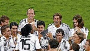 <b>LA ALEGRÍA DE LOS CAMPEONES. </b>Los jugadores del Real Madrid celebran el título en su vuelta triunfal al campo.
