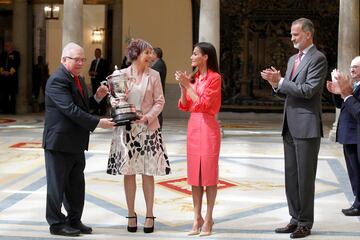 Premio Reina Sofía: Reina Doña Letizia entrega a La consejera de Cultura y Deporte de Navarra, Rebeca Esnaola, y al director gerente del Instituto Navarro del Deporte, Miguel Ángel Pozueta Uribe Echeverría. Este galardón premia la persona o entidad que más haya destacado durante el año por un gesto especialmente relevante de nobleza o juego limpio en la práctica deportiva, o que haya prestado una contribución especial a la erradicación de la violencia en el deporte.