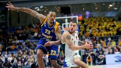 Malcolm Thomas defendiendo a Mike James durante un partido de la Euroliga correspondiente a su &eacute;poca en el Khimki