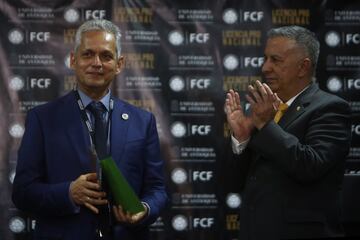 El DT vallecaucano también recibió un homenaje de la organización por su trayectoria en el fútbol nacional e internacional.