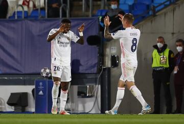 1-0. Vinicius Junior celebró el primer gol con Toni Kroos.