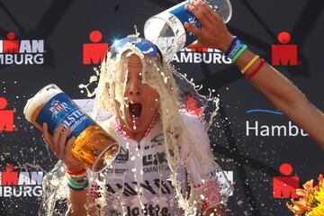 Sarah Crowley de Australia reacciona durante una ducha de cerveza después de ganar la carrera de las mujeres durante IRONMAN Hamburgo.
