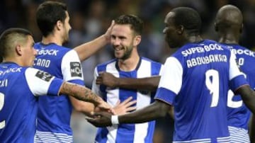 Según el portal web de la UEFA, Layún se encuentra entre los mejores 11 de la Liga portuguesa. Jugó 27 partidos, y consiguió cinco goles.