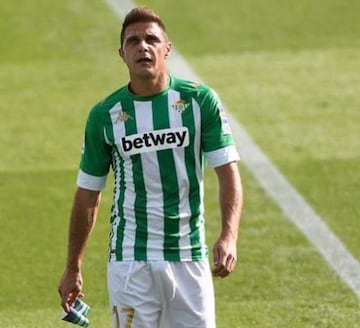 El futbolista del Real Betis es el encargado de cerrar este selectivo club de jugadores con más seguidores en 'TikTok', y no es para menos. El arte que tiene Joaquín no lo tiene cualquiera, y por ello sus seguidores disfrutan de todo tipo de bailes y vídeos de humor en solitario o en compañía de su familia. "De Puerto de Santa María, del arte y del vino..." Joaquín Sánchez cuenta con más de 1 millón de seguidores.