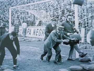 Operarios del club retiran las almohadillas que se lanzaban antes en Mestalla como acto de protesta contra los arbitrajes / Foto: 'Camp de Mestalla. Un recorrido por la historia'. Paco Lloret, Fundació Bancaixa