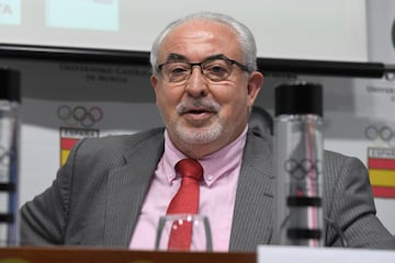 El deporte espa?ol perdi¨® el 18 de enero a uno de sus principales mecenas, Jos¨¦ Luis Mendoza, a los 74 a?os de edad. El presidente de la Universidad Cat¨®lica de Murcia apoy¨® a clubes de la regi¨®n, como el UCAM de baloncesto, instalado en la Liga ACB y participante en torneos europeos, o el UCAM de f¨²tbol, que alcanz¨® la Segunda Divisi¨®n. Pero su gran salto lo dio cuando decidi¨® ayudar a otros deportistas, especialmente a los ol¨ªmpicos. Mireia Belmonte fue su primer gran ¡®fichaje¡¯. Y luego llegaron muchos otros: Ona Carbonell, Sa¨²l Craviotto, Sandra S¨¢nchez, Mario Mola, Lydia Valent¨ªn¡ En los pasados Juegos de Tokio, un total de 79 internacionales estaban vinculados a la universidad murciana.