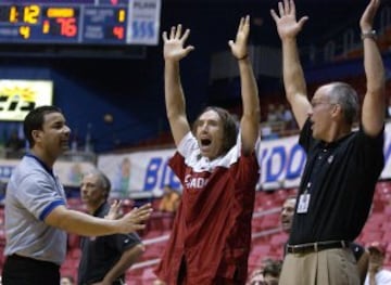 Steve Nash y el seleccionador canadiense, Jay Triano durante la clasificación para los JJOO de Grecia 2004.