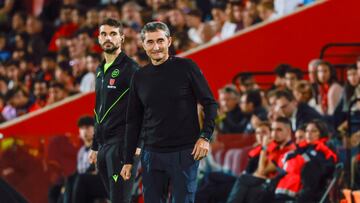 PALMA DE MALLORCA, 28/10/2024.- El técnico del Athletic Club, Ernesto Valverde, durante el encuentro correspondiente a la jornada 11 de Laliga EA Sports que disputan hoy lunes Mallorca y Athletic Club en el estadio de Son Moix, en la capital balear. EFE/CATI CLADERA.