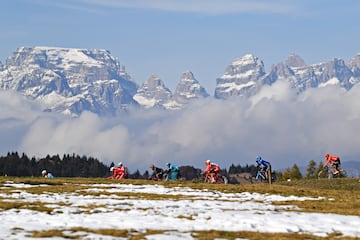 El luxemburgu谷s Charly Gaul fue el primero en cimentar su leyenda en la cima del Monte Bondone en una jornada en la que &el ?ngel de la Monta?a* logr車 domar la tormenta de nieve que cay車 en plena ascensi車n en una jornada en la que lleg車 a meta semiinconsciente y donde se desmay車 hasta el punto de que tuvo que estar durante una hora en un ba?o caliente para recuperarse del esfuerzo y conocer que era la maglia rosa tras una de las etapas m芍s duras que se recuerdan. Miguel Poblet (1957), Wladimiro Panizza (1978) Giorgio Furlan (1992), Ivan Basso (2006) y Jo?o Almeida (2023) tambi谷n han conseguido sumar a su palmar谷s el hecho de haber conquistado el Monte Bondone.