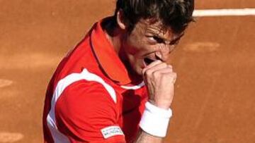 Juan Carlos Ferrero tumbó al número uno de Israel, Dudi Sela (6-4, 6-2 y 6-0), y proporcionó a España el segundo punto de la eliminatoria semifinal de la Copa Davis, pendiente de sólo una victoria más para sellar el pase a la séptima final en la competición de su historia.