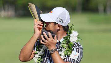 El tenista surcoreano Si Woo Kim besa el trofeo de campeón del Sony Open en el Waialae Country Club de Honolulu, Hawaii