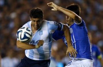 Diego milito durante el encuentro frente a Godoy Cruz