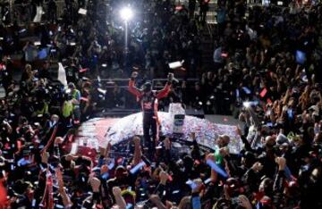 Kurt Busch celebra su victoria en las 500 millas de Daytona.