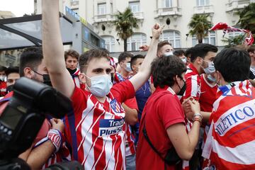 Algunos aficionados del Atltico de Madrid se acercaron a la fuente madrile?a de Neptuno para celebrar el ttulo de Liga conseguido.