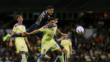 MEX6968. CIUDAD DE MÉXICO (MÉXICO), 30/09/2023.- Gabriel Fernández (atrás) de Pumas disputa un balón con Ramón Juárez (frente) del América, hoy durante un juego por la jornada 10 del torneo Apertura 2023 de la Liga MX del fútbol mexicano en el estadio Azteca en Ciudad de México (México). EFE/Sáshenka Gutiérrez