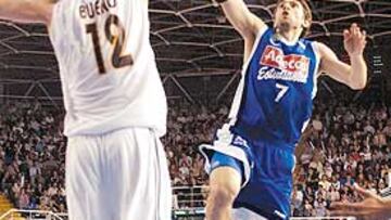 DECISIÓN. Loncar intenta un enceste, sin intimidarse ante la presencia de Antonio Bueno.