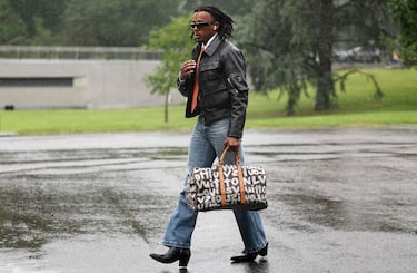 El defensa francés Jules Koundé a la llegada a la concentración. 