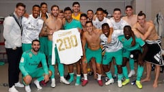 Casemiro alcanz&oacute; ante el Sevilla 200 partidos de blanco y fue felicitado por el vestuario.